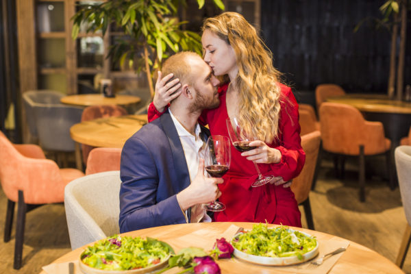 10 ideias de como atrair os clientes para comemorar o Dia dos Namorados no seu restaurante