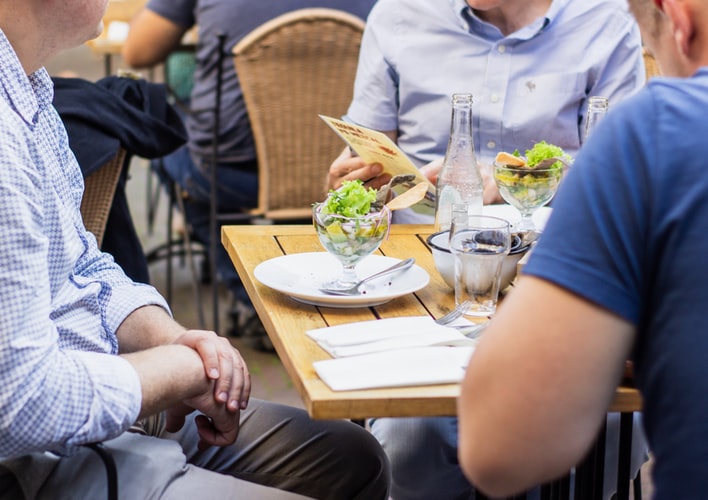 Tudo o que você precisa saber sobre cobrança de taxa de serviço em restaurantes