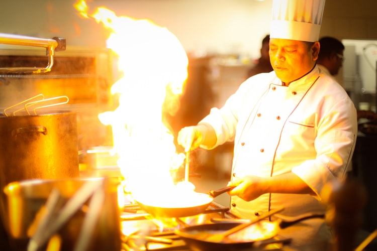 Como contratar sua equipe de cozinha: 5 dicas para não errar